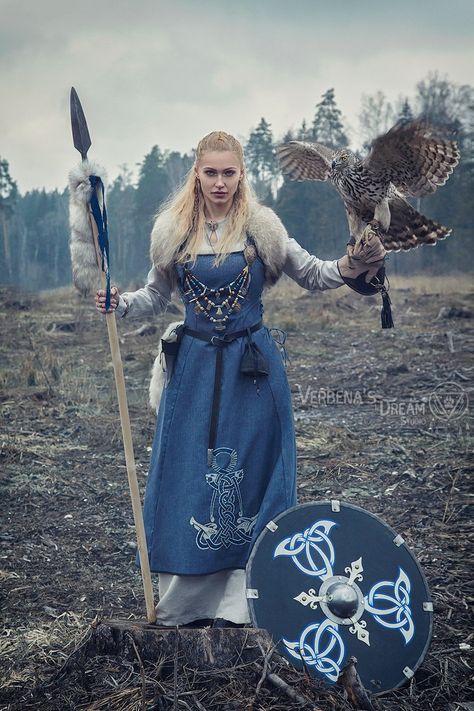 Ren Fair Costume Diy, Norse Seeress, Viking Clothing Women Warriors, Thematic Photography, Valkyrie Costume, Viking Fashion, Viking Clothes, Norse Clothing, Viking Queen