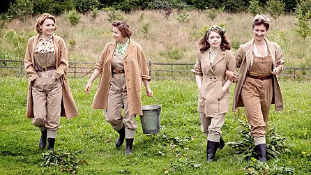 Christine Bottomley, Becci Gemmell, Jo Woodcock and Summer Strallen in Land Girls.  When Joyce, Nancy, Annie and Bea join the Women's Land Army (WLA), they soon discover that their decision to serve their country will change their lives for ever. 1940s Clothes, Farmer Style, Farm Photoshoot, Women's Land Army, Wwii Women, Dig For Victory, Forties Fashion, Deco Punk, Historical Clothes