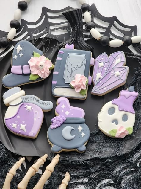 Witchy Cookies, Witch Cookies Decorated, Cookie Decorating Halloween, Halloween Desserts Ideas, Witch Decorated Cookies, Halloween Cookies Easy, Pastel Halloween Cookies, Girly Halloween Cookies, Halloween Themed Cookies