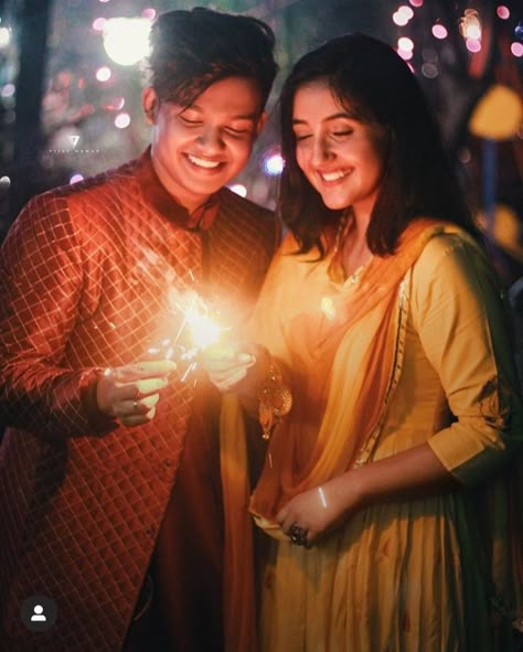 Diwali Photography Poses For Couple, Diwali Couple, Diwali Poses, Diwali Photoshoot, Diwali Photo, Whatsapp Dpz, Riyaz Aly, Ashnoor Kaur, Diwali Photography