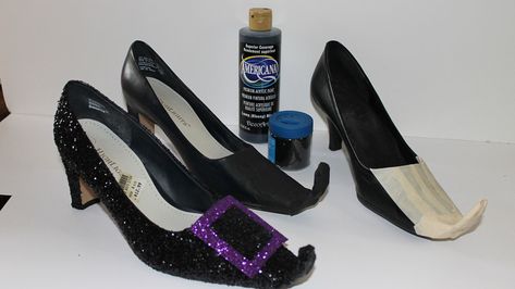 Can't find the perfect Halloween costume? Make your own! There are plenty of ideas for even the most craft-challenged person! Halloween Witch Shoes, Witch Costume Accessories Diy, Witch Boots Diy, Cool Witch Costumes, Diy Witch Shoes, Make Your Own Halloween Costume, Witches Boots, Witches Shoes, Witches Costumes For Women