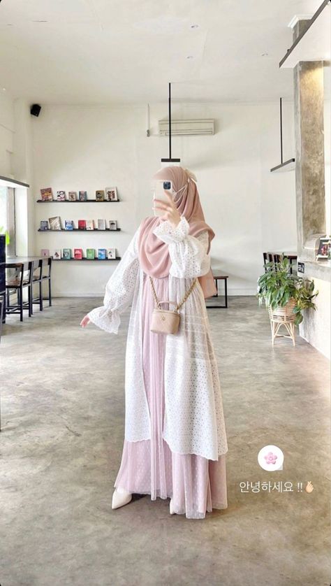 Ootd Hijab Syari Casual, Islamic Modest Fashion, Muslimah Fashion Casual, Elegant Fashion Outfits, Muslimah Outfit, Muslim Fashion Hijab Outfits, Muslimah Dress, Muslim Women Fashion, Muslim Fashion Hijab