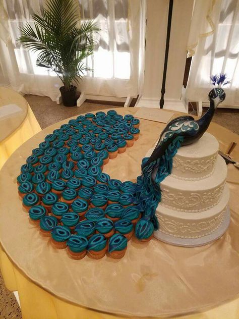 Beautiful and creative! Peacock Cupcakes, Torte Creative, Peacock Wedding Cake, Peacock Cake, Cupcake Wedding, Creative Wedding Cakes, Torte Cupcake, Wedding Cakes With Cupcakes, Peacock Wedding