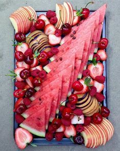 Untitled Mojito Recept, Fruit Platters, Louisiana Recipes, Charcuterie Inspiration, Food Boards, Fruit Party, Smitten Kitchen, Bridal Shower Food, New Fruit