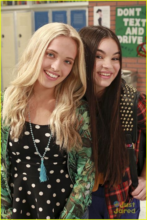 Lauren Taylor (Shelby) and Landry Bender (Cyd) Best Friends Whenever Disney Channel Fashion, Blonde And Brunette Duo, Working At Disney, Landry Bender, Disney Actresses, Disney Best Friends, New Disney Movies, Lauren Taylor, Best Friends Whenever