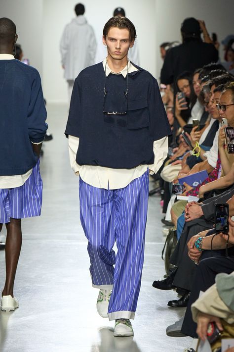 White Mountaineering Spring 2025 Menswear https://www.vogue.com/fashion-shows/spring-2025-menswear/white-mountaineering/slideshow/collection#6 Styles Man, Runway Men, Mens Runway, Classic Menswear, Korean Street, Home Run, Man Fashion, Menswear Collection, Fashion Mens