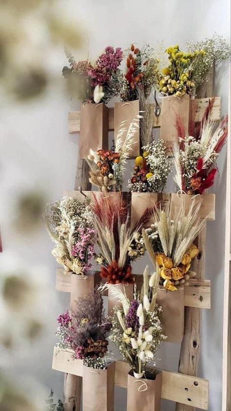 Flower Bouquet Display Stand, Dry Flower Display, Dried Flower Business, Storing Dried Flowers, Flower Store Interior, Flower Shop Interiors Design, Dried Flowers Display, Labeled Storage, Dried Flower Bar