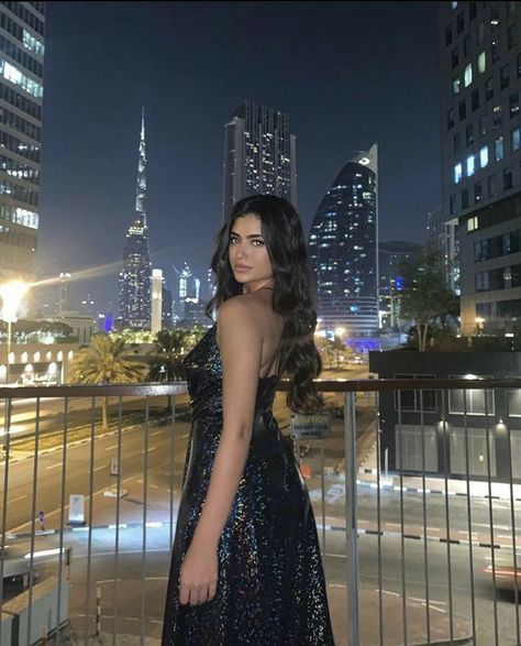 Prom Photography Poses, Rooftop Photoshoot, Dubai Outfits, Looks Kylie Jenner, Prom Picture Poses, Prom Photoshoot, Prom Photography, Summer Picture Poses, Prom Poses