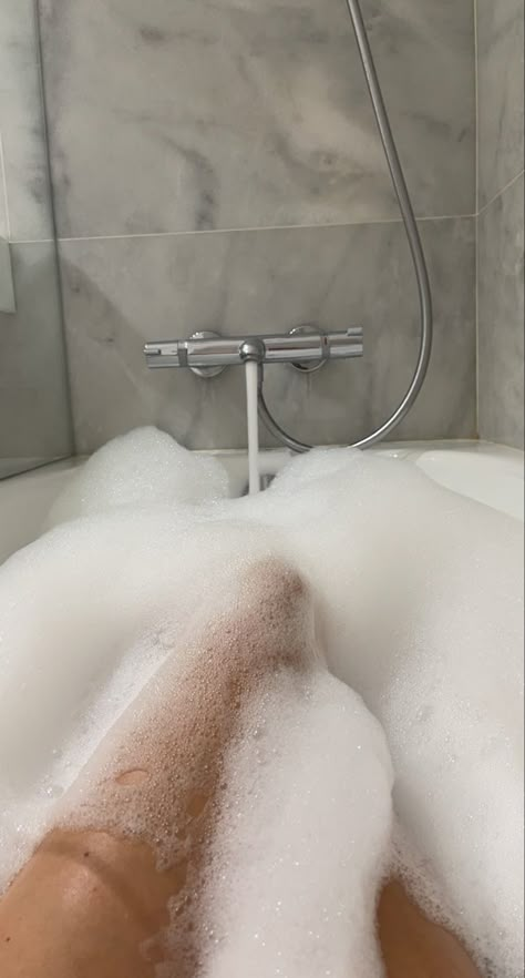 Legs Aesthetic, Bubble Bath Aesthetic, Bath Aesthetic, Ig Post Ideas, Girly Vibes, Id Roblox, Peach Aesthetic, Alcohol Drinks, Foto Ideas Instagram