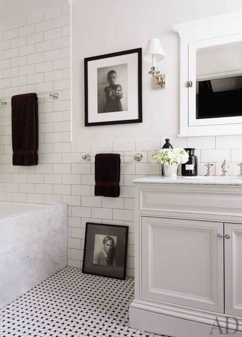 Black White Bathrooms, Bilik Air, Manhattan Apartment, Bad Inspiration, Classic Bathroom, White Subway Tile, White Floors, Bad Design, Bathroom Redo