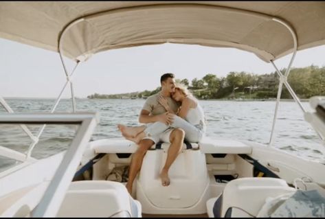 Pontoon Wedding Photos, Engagement Pictures On A Boat, Family Photos On Boat, Family Boat Pictures, Boat Engagement Shoot, Photoshoot 1 Year, Sailboat Photoshoot, Boat Elopement, Family Boating