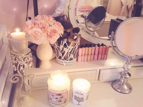 Rangement Makeup, Zimmer Diy, Makeup Station, Glam Room, Makeup Rooms, Vanity Ideas, Vanity Decor, Room Goals, Makeup Room