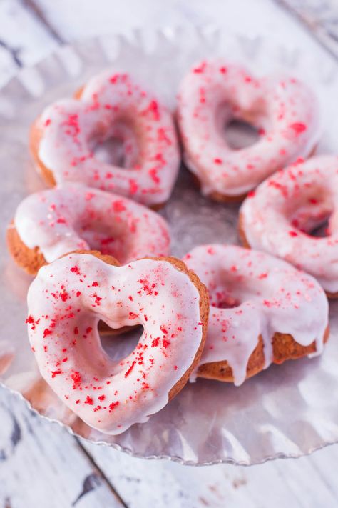 Valentines Pastries, Sweetheart Cinnamon Rolls, Pink Sprinkles, Heart Shaped Food, Shaped Food, Strawberry Things, Strawberry Donuts, Valentines Baking, Sprinkle Donut