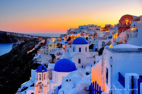 Santorini Wallpaper, Catholic Artwork, Wallpaper Computer, Santorini Greece, Travel Goals, Santorini, Mount Rushmore, Aesthetic Wallpapers, Beautiful Places