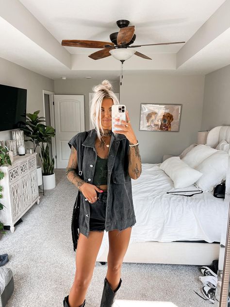 Rodeo Outfits Dress, Spring Cowgirl Outfits, Grungy Western Outfit, Emo Cowgirl Outfits, Az Outfits, Koe Wetzel Concert Outfit, Yeehaw Outfits, Black Western Outfit, Country Fest Outfits