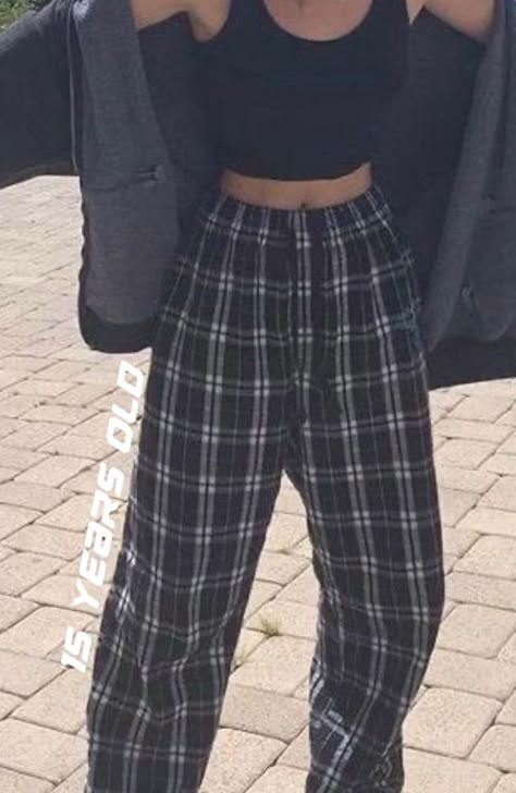 Pyjamas Plaid Pants, Outfit Ideas Pajama Pants, Bra And Pajama Pants Outfit, Crop Top And Pajama Pants, Outfit With Pj Pants, Pijamas Pants Outfit, Black Pajama Pants Outfit, Styling Pajama Pants, Plaid Pajamas Aesthetic