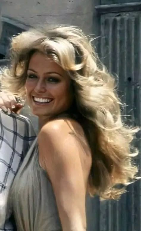 Farah Fawcett Hair, Farrah Fawcett Hair, Fawcett Hair, Farah Fawcett, Farrah Fawcet, Radiate Confidence, Charlie's Angels, Farrah Fawcett, Actrices Hollywood