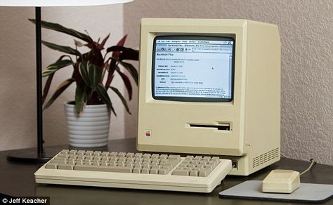 Computer Aesthetic, Macintosh Computer, Computer Apple, It Tech, Apple Macintosh, Vintage Technology, Old Computer, Vintage Computer, Computer History