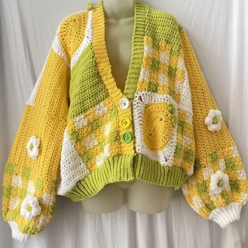 Crochet Fruit Cardigan, Cool Crochet Designs, Cute Crocheted Things, Crochet Strawberry Sweater, Crochet Strawberry Cardigan, Crochet Ideas Clothes, Crochet Cute Things, Crochet Clothing Ideas, Kawaii Knitting