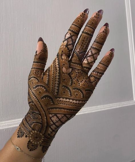 Unique Front Mehndi Designs, Mehandi Front Hand Design Unique, Front Hand Mehandi Unique Designs, Front Mehendi Designs For Hands Unique, Back Mehndi Designs Unique, Modern Henna Designs Back Hand, Best Mehndi Designs Unique, Arabic Mehendi Designs Back Hand, Henna Arabic