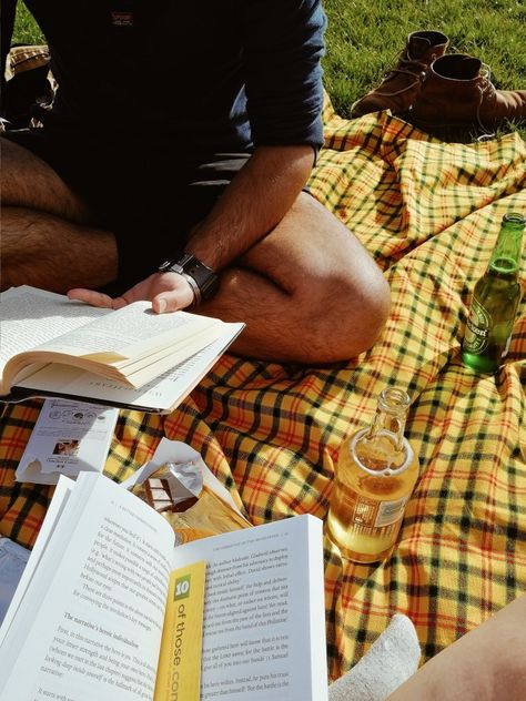 Reading Date Aesthetic Couple, Reading Dates Aesthetic, Summer Date Night Aesthetic, Reading Couple Aesthetic, Park Reading Aesthetic, Reading Date Aesthetic, Couples Reading Together, Couple Reading Together Aesthetic, Reading Together Aesthetic