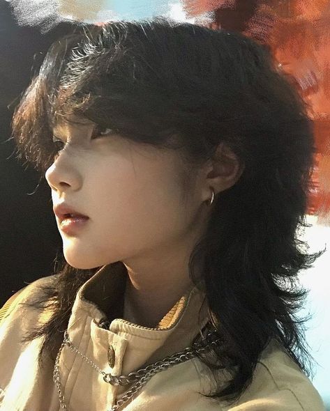 Chin Tilt Kiss, Short Hair In The Front Long In The Back, Jellyfish Cut Long Hair, Jellyfish Haircut Round Face, Jellyfish Mullet, Long Jellyfish Haircut, Super Layered Hair, Short Jellyfish Cut, Jellyfish Haircut Curly