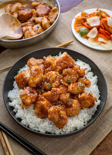 General Tso's Chicken is the popular Chinese Takeout food we love! Make this one-pan chicken dish at home if you love sweet and spicy chicken! #Chinese #Takeout General Chicken Recipe, Chinese Restaurant Food, General Chicken, Chinese Lunch, Sour Food, General Tso's Chicken Recipe, Restaurant Chicken, American Food Recipes, Food For Lunch