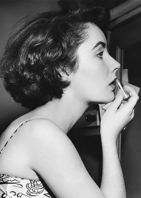 Elizabeth Taylor applying lipstick - Mermaidens: Old Hollywood Beauty Tips from the 1950s Taylor Hairstyles, Liz Taylor, Sofia Loren, Hair Creations, How To Apply Lipstick, Hollywood Icons, Celebrity Makeup Artist, Old Hollywood Glamour, Celebrity Makeup