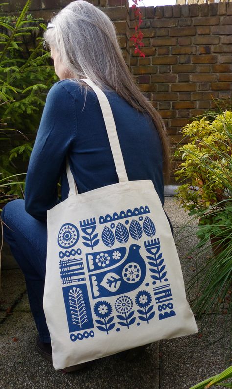 Scandinavian Bird, Buku Diy, Canvas Bag Design, Diy Tote, Painted Bags, Bag Pins, Fabric Stamping, Diy Tote Bag, Screen Printing Designs