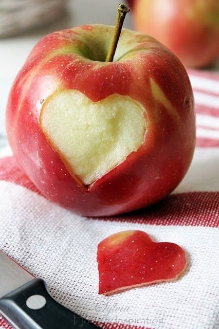 How to carve a heart on an apple Apple Carving, Apple Farm, Red Cottage, Express Love, Love And Affection, I Love Heart, Christmas Breakfast, Apple Orchard, Home Inspiration