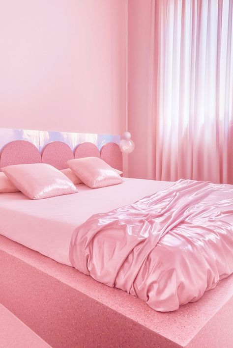 Kaufmann House, Pink Apartment, Pink Headboard, Murs Roses, Pink Shower Curtains, Holiday Apartment, Aesthetic Apartment, Pink Room Decor, Pink Sofa