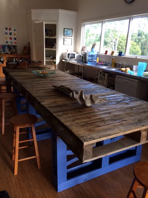 #Kitchen, #PalletTable, #RepurposedPallet Here is a beautiful modern table made out of pallets. I love particularly the use or the electric blue contrasting with the natural look. Table Palette, Pallet Dining Table, Pallet Kitchen, Modern Kitchen Tables, 1001 Pallets, Pallet Designs, Diy Pallet Projects, Pallet Ideas, Wooden Pallets