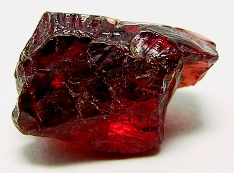 Identifying Crystals, Garnet Meaning, Jewelry Designs Ideas, Crystals Red, Pyrope Garnet, Garnet Crystal, Hessonite Garnet, Cool Rocks, Natural History Museum