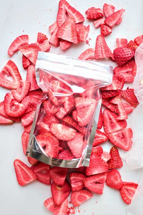 How to Make Freeze Dried Strawberries Recipe - Homesteading in Ohio Dried Strawberries Recipe, Freeze Dry Fruit, Freeze Dry Food, Silicone Molds Recipes, Freeze Dried Food Storage, Freeze Dried Vegetables, Dehydrated Strawberries, Harvest Right Freeze Dryer, Best Freeze Dried Food