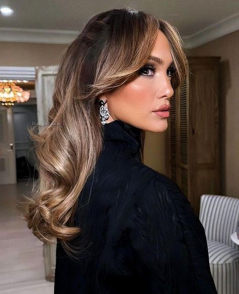 Jlo Hair Colors, Jlo Looks, Jennifer Lopez Hair Color, Highlights Brown Hair Balayage, Vegan Makeup Products, Jennifer Lopez Outfits, Jlo Hair, Jennifer Lopez Hair, Hairdo Wedding