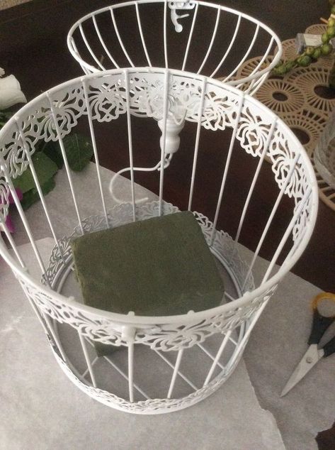 White Birdcage Centerpiece, Birdcage Miniature Room, Decorating Bird Cages For Christmas, Decorative Cages Ideas, Metal Bird Cage Decor Ideas, French Country Bird Cage Decor, Christmas Bird Cage Ideas, Bird Cage Centerpiece Table Decorations, Birdcage Table Centerpieces