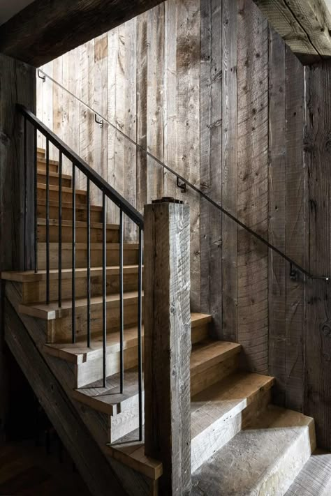 Rustic Stair Railing Ideas, Log Cabin Homes Interior, Minimalist Staircase, Eclectic Western, Cabin Stairs, Cabin Homes Interior, Staircase Metal, Rustic Mountain Homes, Rustic Staircase