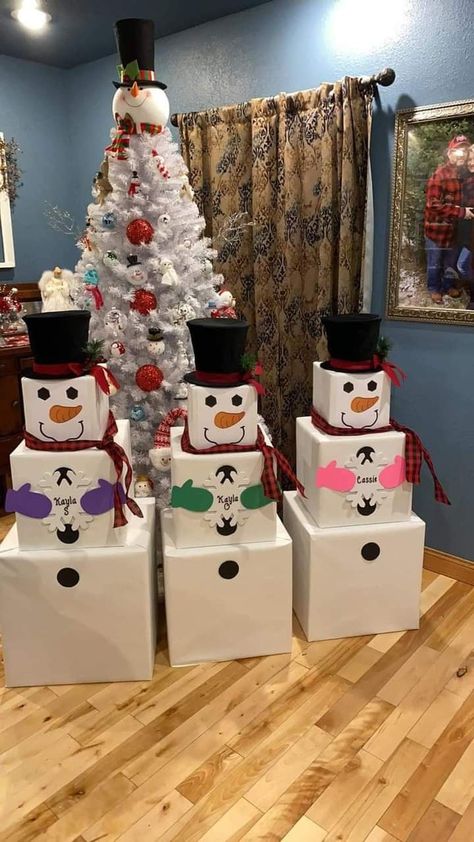 Snow Man Present Tower, Snow Man Gift Boxes, Snowmen Gift Tower, Snowman Christmas Present Boxes, Snowmen Present Boxes, Snowman Gift Tower Cute Ideas, Christmas Gift Snowman Boxes, Snowman Wrapping Ideas, Snowman Party Decorations