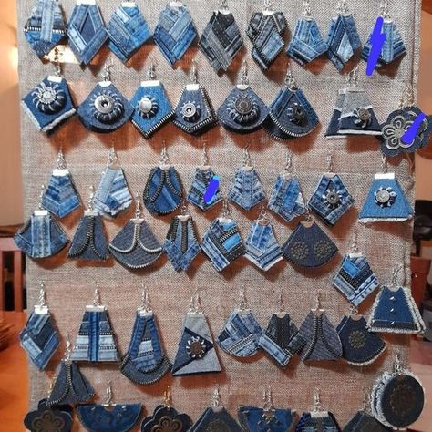 Jean Crafts Ideas, Återvinna Jeans, Upcycled Denim Diy, Denim Scraps, Denim Earrings, Denim Crafts Diy, Fiber Art Jewelry, Blue Jeans Crafts, Christmas Ornaments Diy