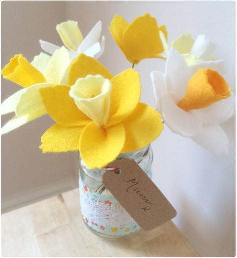 Free Sewing Pattern: Jam Jar Felt Daffodils Daffodil Craft, Felt Flowers Patterns, Felt Flowers Diy, Felt Crafts Diy, Daffodil Flower, Felt Ideas, Fabric Flowers Diy, Felt Craft, Jam Jar