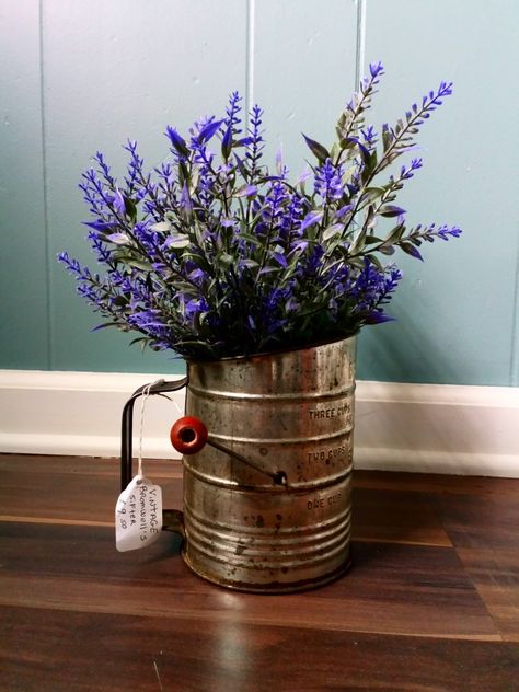 Antique Sifter Decor, Decorating With Old Flour Sifters, Vintage Flour Sifters Decor, Vintage Sifter Decor, Sifter Decor Farmhouse, Vintage Sifter Decor Ideas, Old Flour Sifter Ideas, Flour Sifter Repurposed, Vintage Floral Arrangements