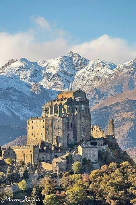 The Sacra di San Michele: legends and mysteries in Piedmont Italy Monuments, Italian Castle, Earth Beautiful, Lombardy Italy, Piedmont Italy, Chateau Medieval, Romanesque Architecture, Amazing Places On Earth, San Michele