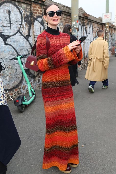 Colorful Fall Outfits 2023, Fall 2023 Style, Knit Dress Street Style, Fall Winter 2023/2024 Fashion Trends, Sweater Dress Street Style, Knitted Street Style, Block Knitting, Trends Fall 2023, Knit Dress Outfit