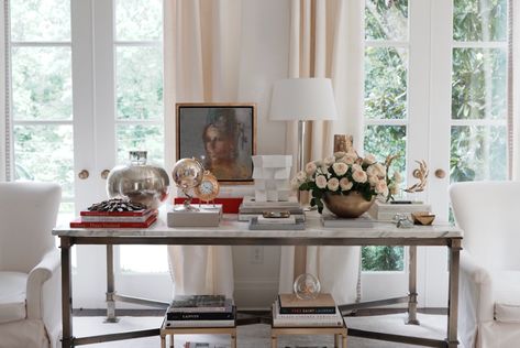 Go Inside Suzanne Kasler's Stunning Atlanta Home – Frederic Magazine Console Decor, Full Bedroom, Entryway Style, Suzanne Kasler, Home Materials, Library Table, Chicago Apartment, Manhattan Apartment, Accessories For Home