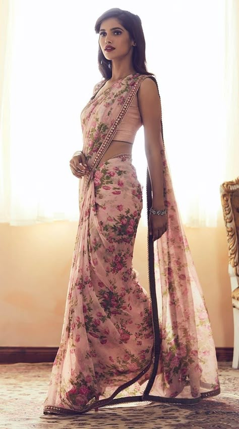 Floral pink.. Georgette भारतीय दुल्हन संबंधी, डिजाइनर कपड़े, Floral Sarees, Chique Outfit, Floral Print Sarees, Diana Penty, Modern Saree, Salwar Kamiz, Patiala Salwar