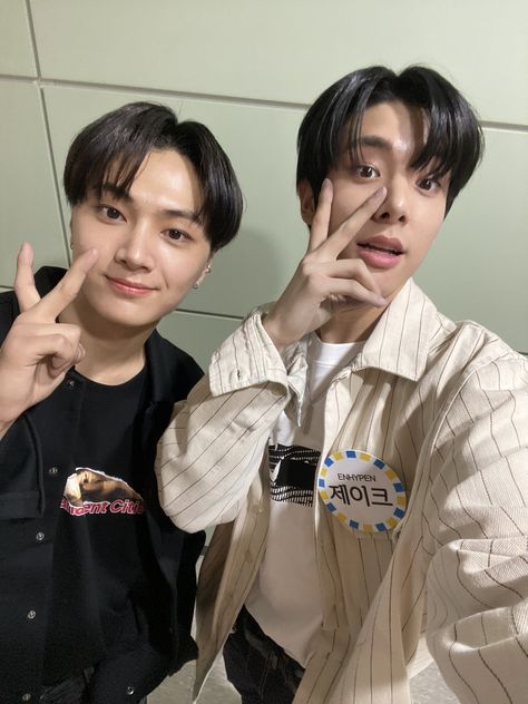 ENHYPEN on Twitter: "#ENHYPEN #JAKE #JAY #HAPPY_BIRTH_JAY MY BRO!! Happy birthday 🎉🎊🎂 Double J for the win!!!… " Jake And Jay, Jay And Jake, Enhypen Twitter, Jake Jay, Happy Birthday Video, Love Park, Jay Enhypen, Wish You The Best, Yang Jungwon