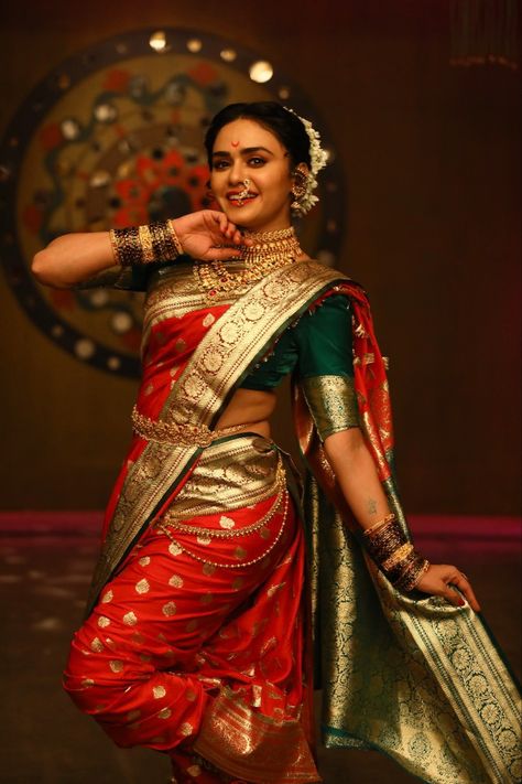 Amruta Khanvilkar Nauvari Saree, Amruta Khanvilkar Chandramukhi, Marathi Pose, Lavani Dance, Amruta Khanvilkar, Dance Forms, Kashta Saree, Indian Bride Photography Poses, Beer Photography