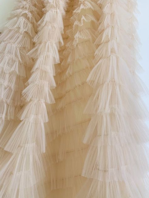 Wedding Dress Photography, Cake Dress, Dress Photography, Wedding Tablecloths, Backdrop Wedding, Ruffle Fabric, Wedding Props, Dress Cake, Pink Ruffle