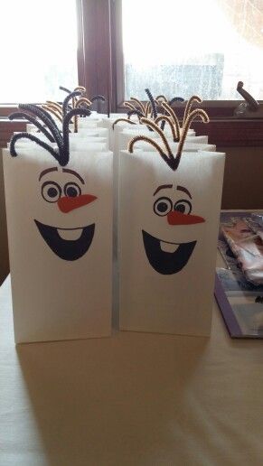 Olaf treat bags for Maddie's Frozen party. Use ribbon instead of pipe cleaner Frozen Favors, Olaf Birthday Party, Olaf Party, Frozen Birthday Party Decorations, Olaf Birthday, Elsa Party, Elsa Birthday Party, Frozen Bday Party, Frozen Birthday Party Ideas