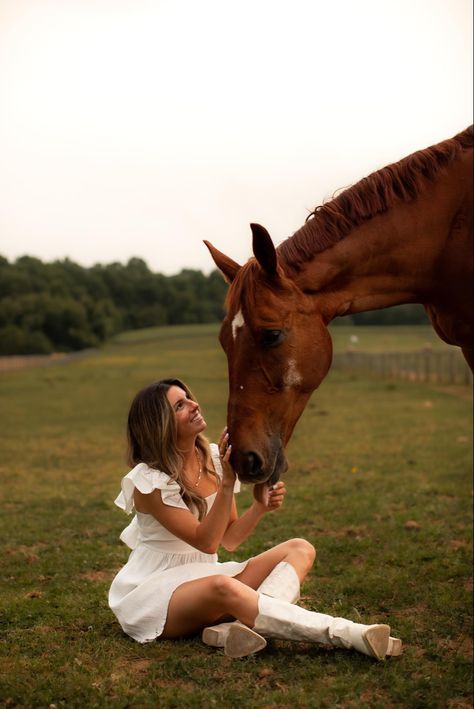 Posing With Horses, Cute Poses To Do With Your Horse, Horse And Me Photoshoot, Horse Senior Photoshoot, Fall Photoshoot With Horses, Horses Senior Pictures, Horse Pics Photography, Cowgirl Birthday Pictures Photo Ideas, Senior Photo Country